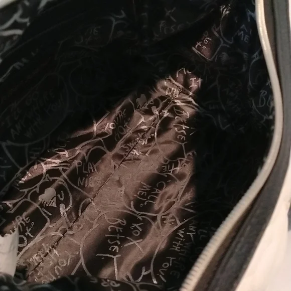 XOX BETSY JOHNSON PURSE Cream, Black, and Gold Heart Bag. - Picture 12 of 14